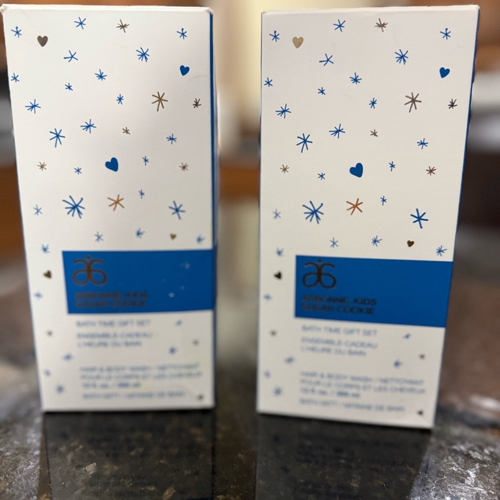 Arbonne Kids Bath Set with Blue and Brown Accents